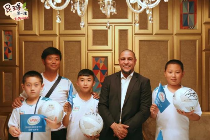 关晓彤鹿晗球场,鹿晗为关晓彤建了俱乐部吗