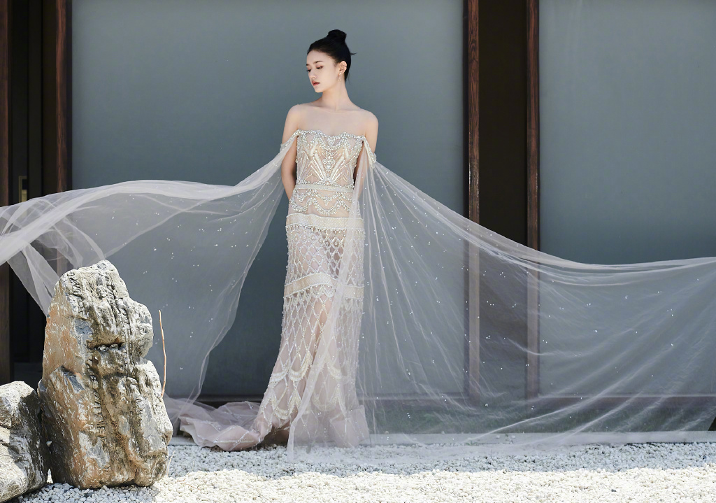 林允一袭黑色吊带深v长裙走红毯,林允粉色镂空长裙造型甜美清新