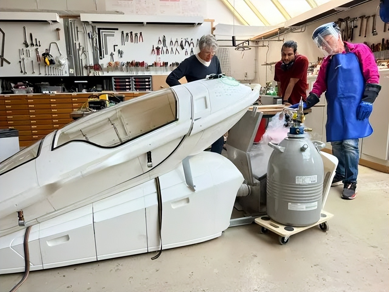 他设计了一个安乐死舱，30秒一键去世，能搬到任何地方