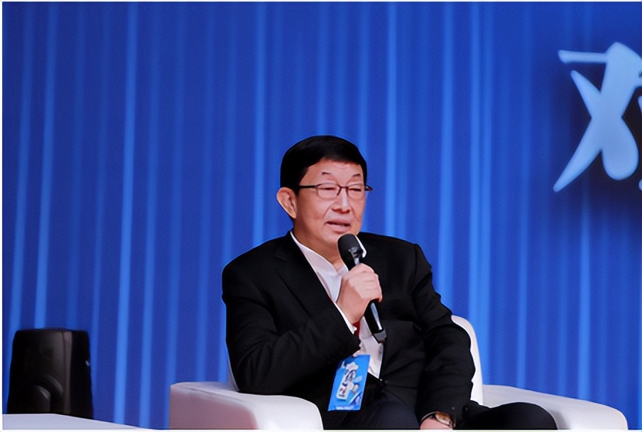 接棒、*局破**和负重前行|2022食品饮料行业十大年度人物