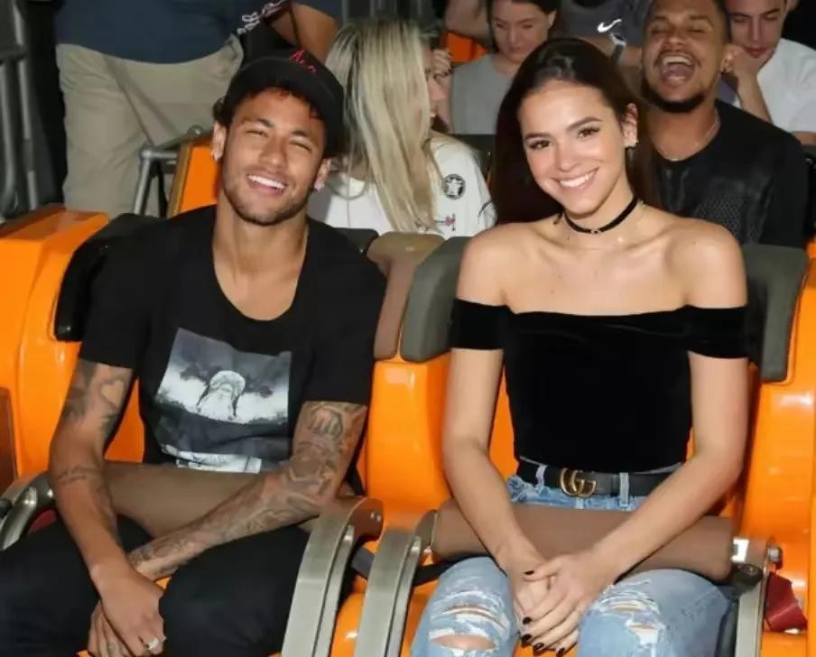 足坛“风流大师”，17岁当爹，30岁已换20个女友，如今女友又怀孕