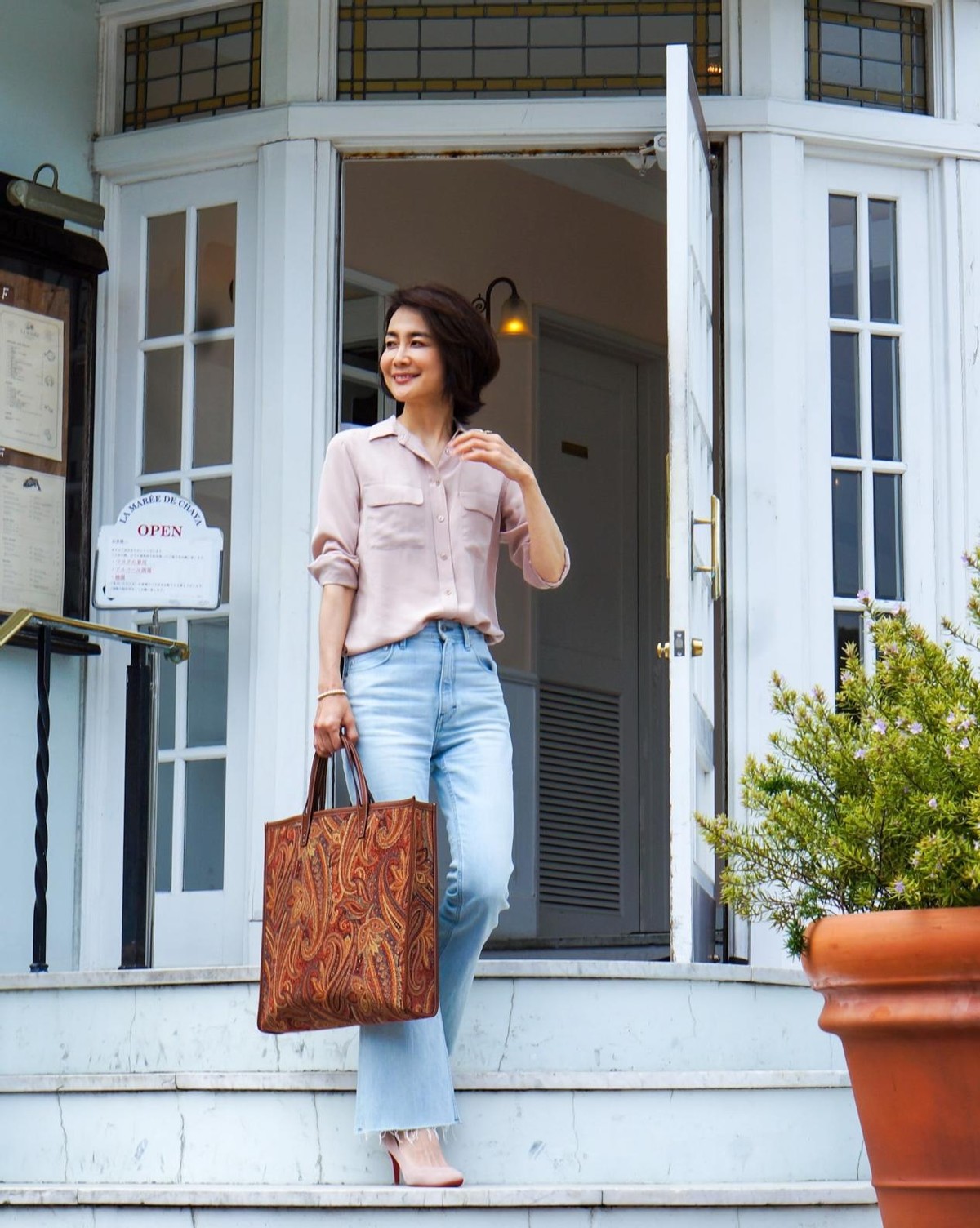 中年女性穿衣颜色搭配,中年女性适合什么样的穿衣风格