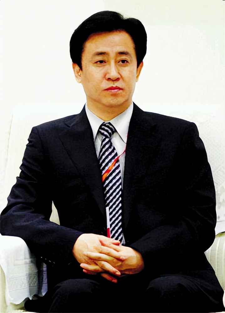 曾经的地产大亨许家印衣锦还乡,许家印30年商海浮沉