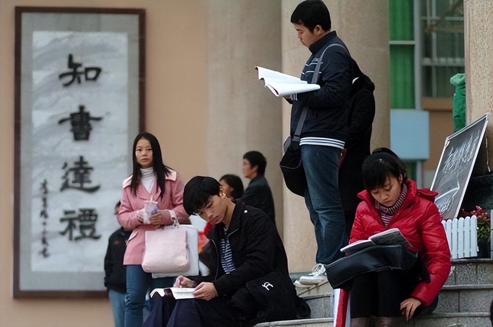 大专学历都能报考哪些公务员,报考公务员需要什么学历