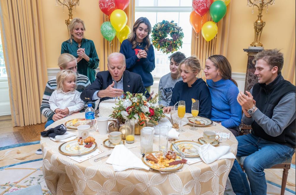 刚过完80大寿，拜登惦记世界杯“战况”，连线美国队加油鼓气