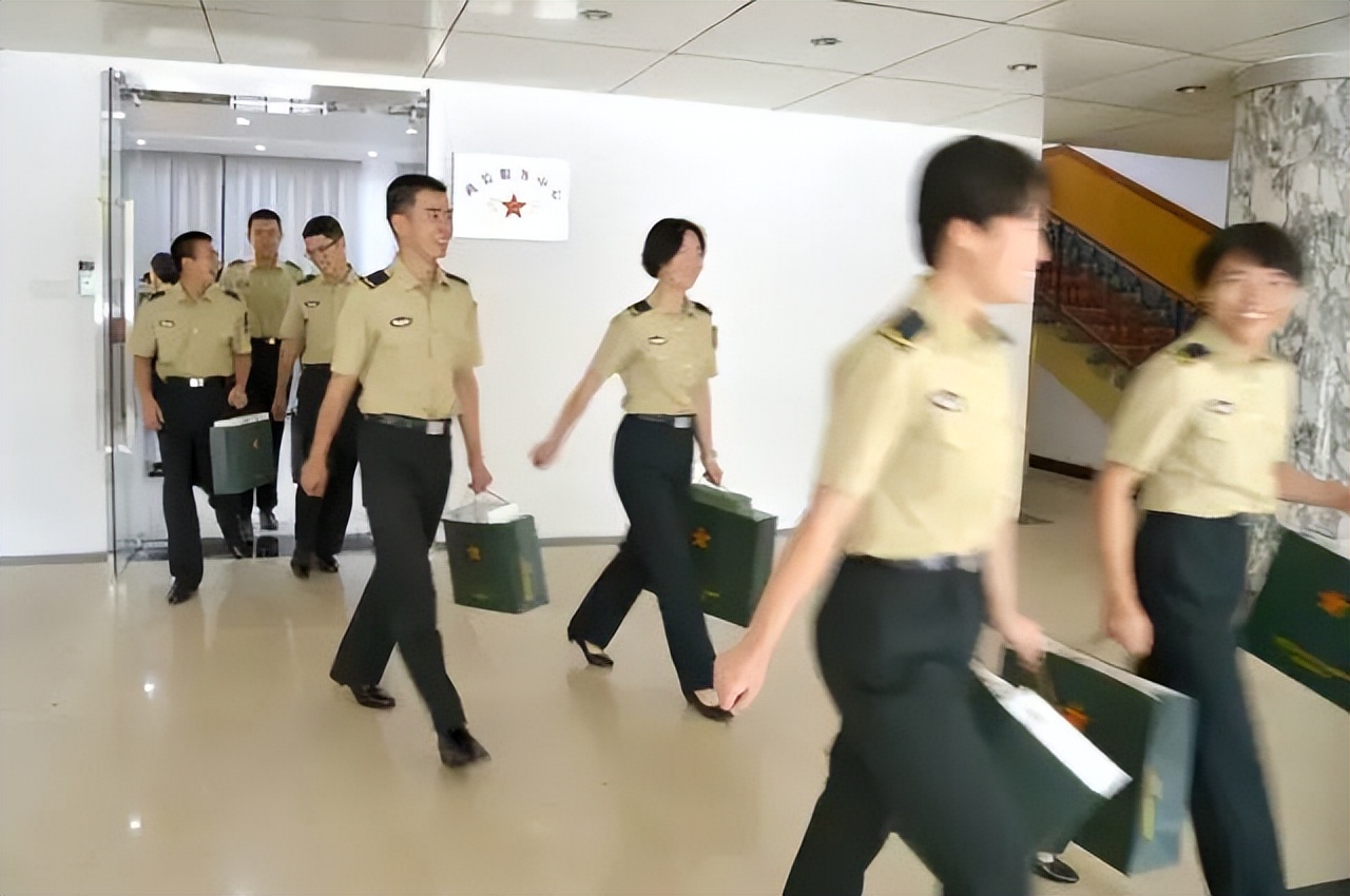 部队被装开箱,部队被装