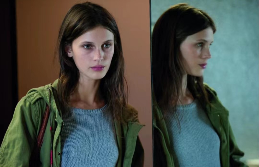 法国影片《花容月貌》以超现实的手法表达了什么？