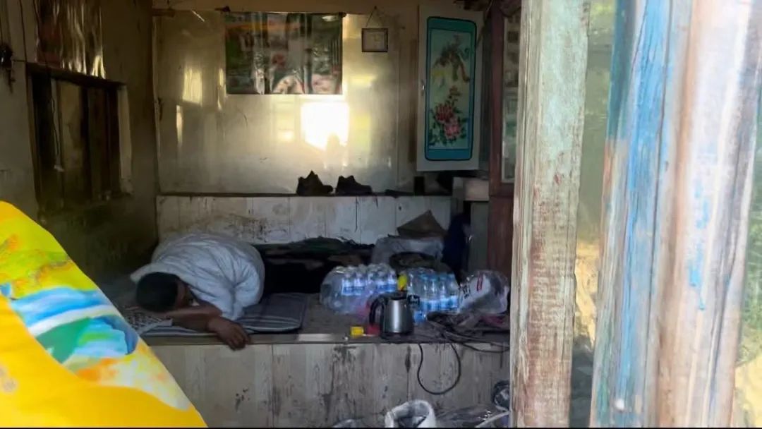 洪水退去，等待生活重启的农村老人