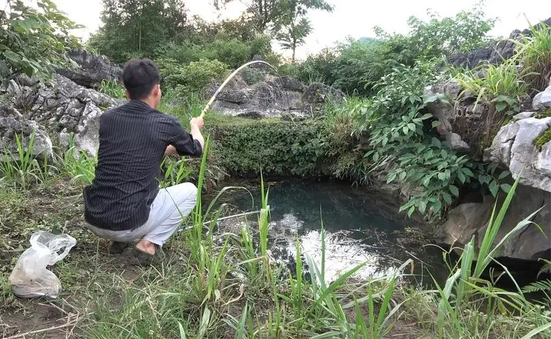 兄弟俩半夜在深潭中钓上一条死鱼，道公：水里有“脏东西”在作怪