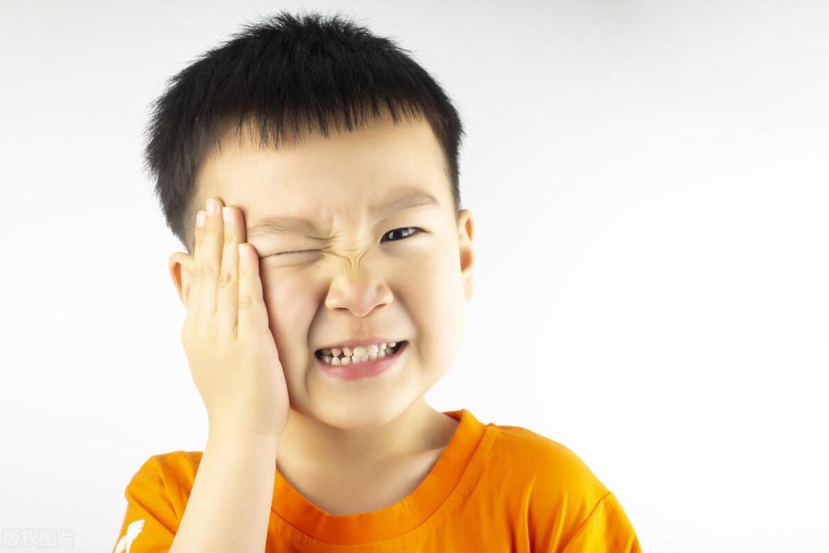 崩溃了,接孩子回来,发现孩子穿的居然是补了的*袜丝**