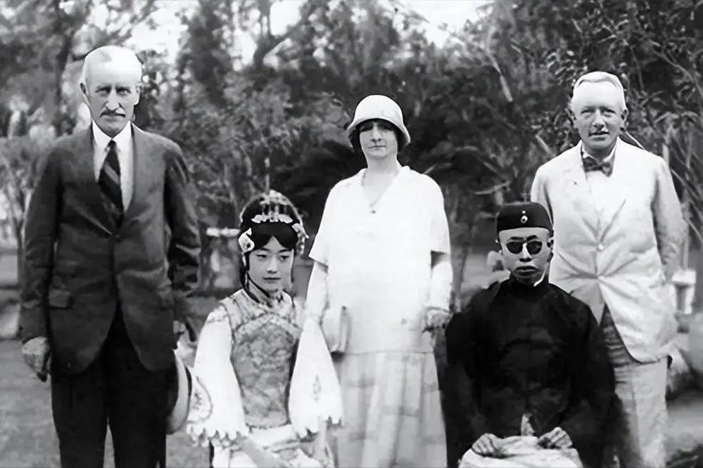 摄影师拍摄的戴清朝护甲的女人,外国摄影师镜头下清朝