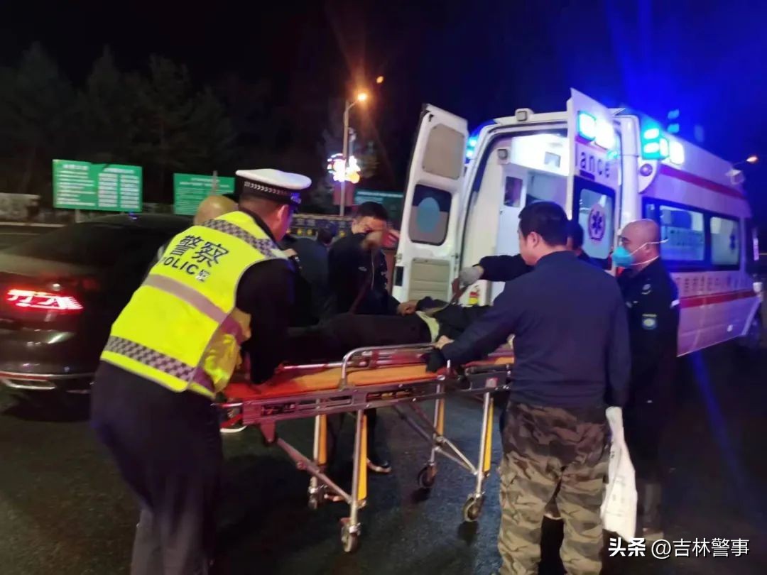 老人突发脑梗民警连破两门救人,群众突发脑溢血交巡警紧急救助