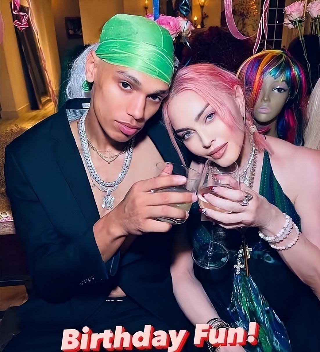 64岁歌手麦当娜玩嗨了！与23岁黑人男模当众暧昧，贴脸亲吻舔肚皮