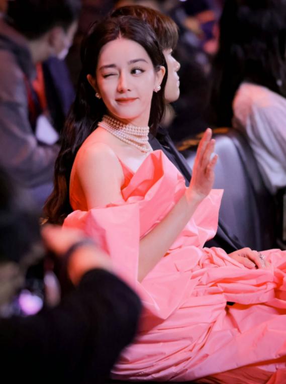 从小黑妞到“白灯泡”，吃美白药、猪蹄敷脸、全身涂粉…女星真难