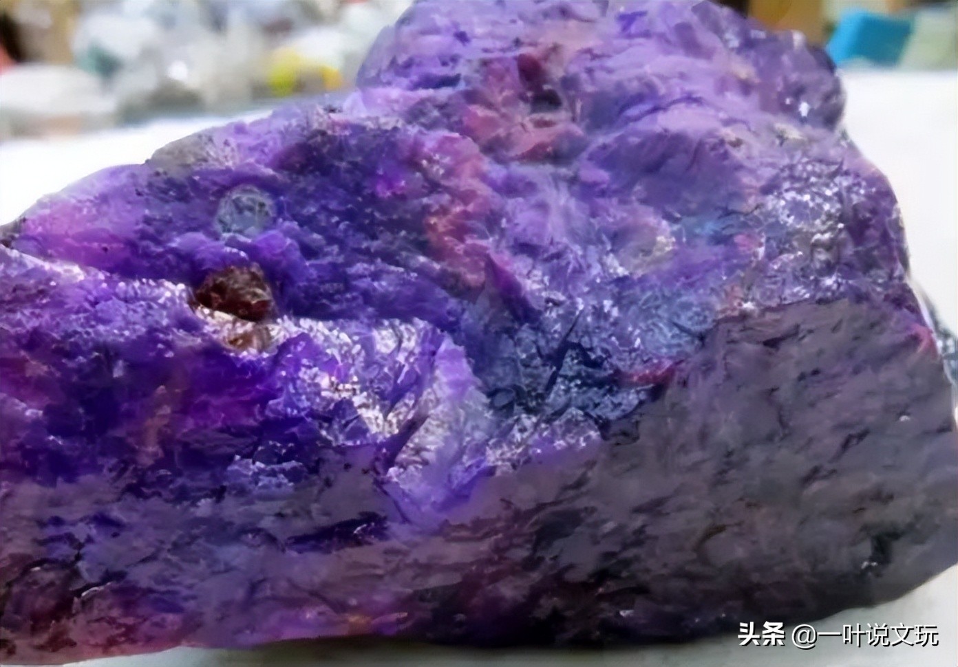 河边捡到黄色石头是什么石,山上捡到的乳白石是什么石