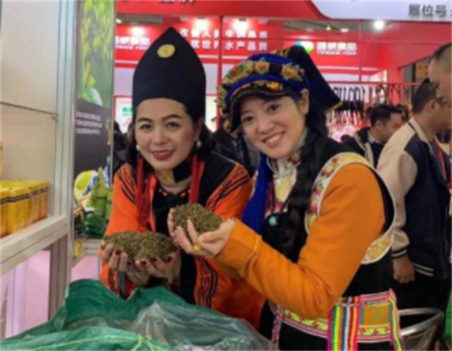 四川姑娘放弃高薪坚守大山,四川女孩嫁藏族小伙放弃百万年薪