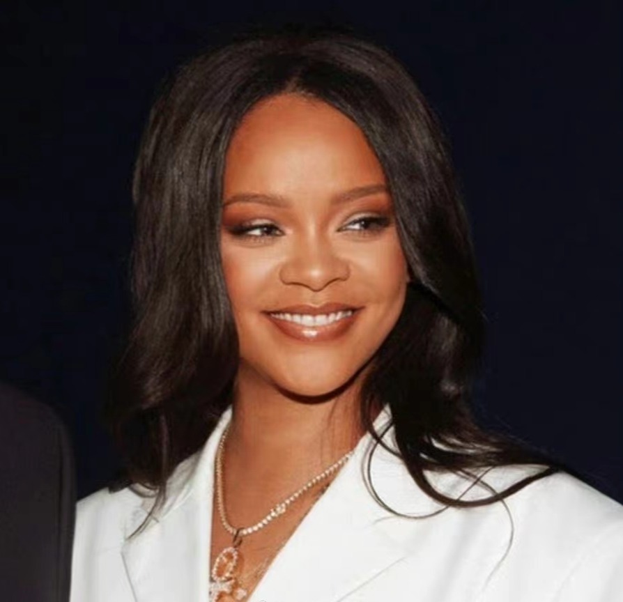 从小岛贫穷少女到国家英雄、全球最富有的女歌手，蕾哈娜的成长史