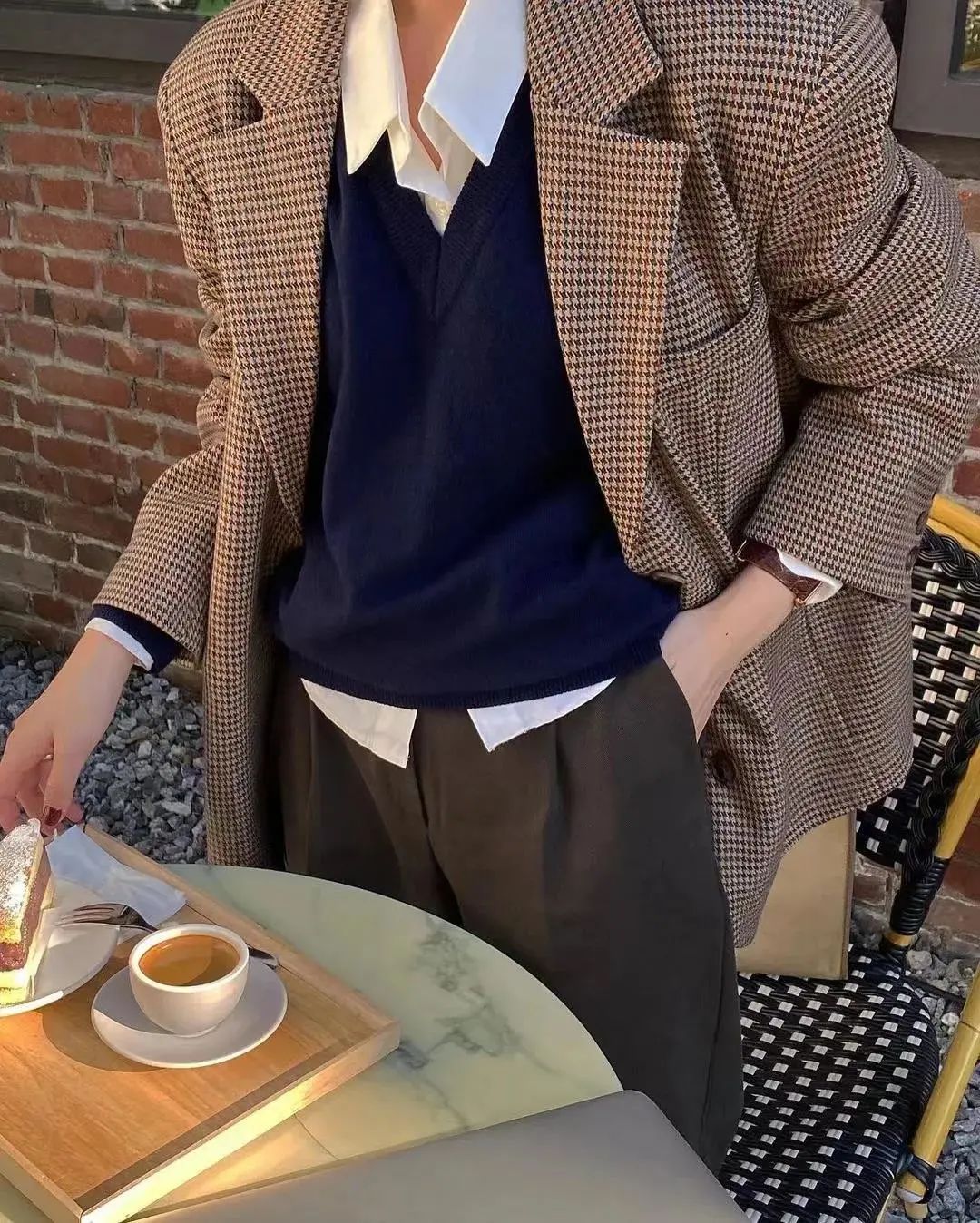 毛衣衬衫叠穿搭配什么裤子,冬天衬衫如何搭配毛衣