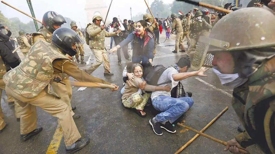 印度警察硬核执法现象,印度警察对高个子执法