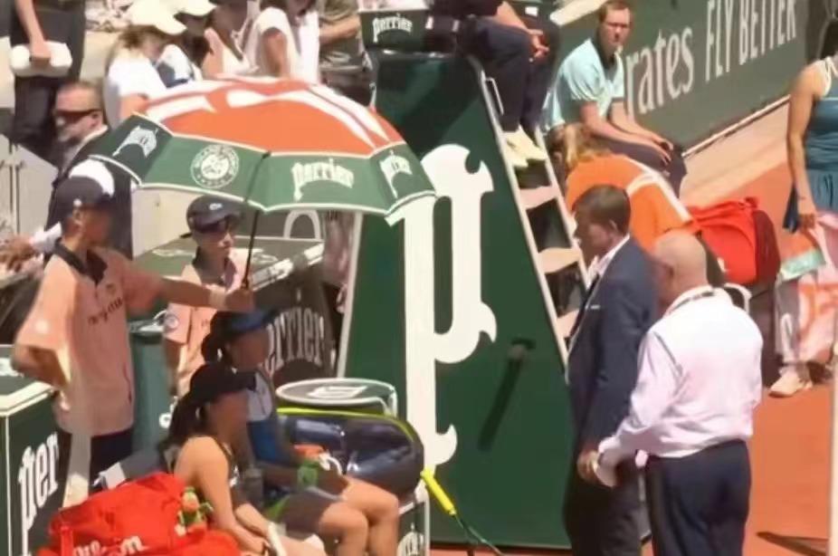 法网日本双打女选手击中球童外媒,法网日本球童被球击中