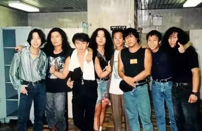 咏梅王菲栾树合影,栾树到底爱王菲还是咏梅