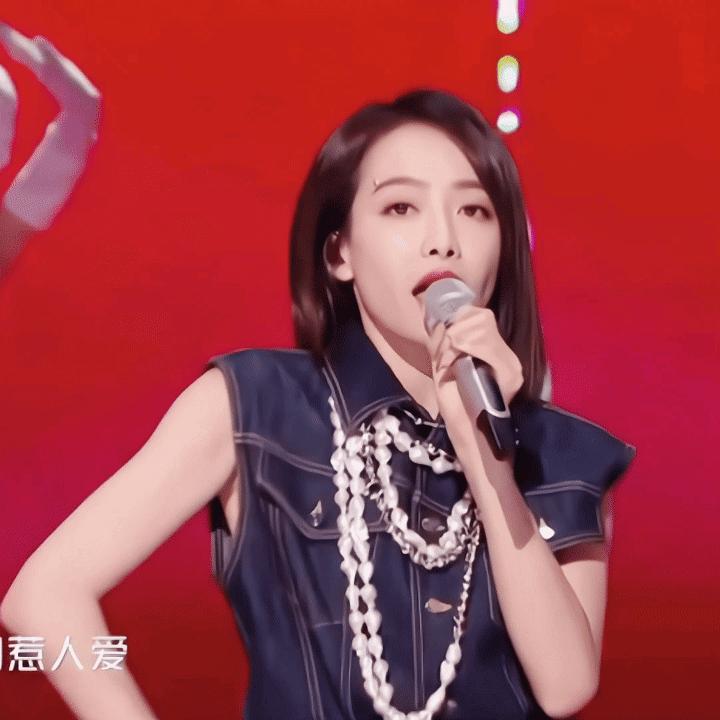 北京台春晚杨幂关晓彤杨紫,元旦跨年演唱会关晓彤造型