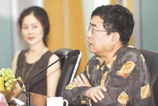 打工为余秋雨治病，为省1元走夜路摔下水道，13年后夫娶年轻女星