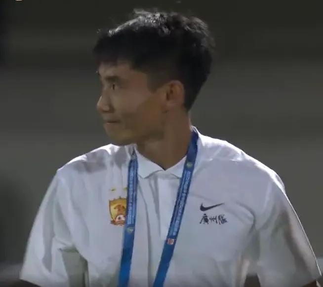 我劝李学鹏抓紧退休、遛鸟养性情，来年参加夕阳红足球队