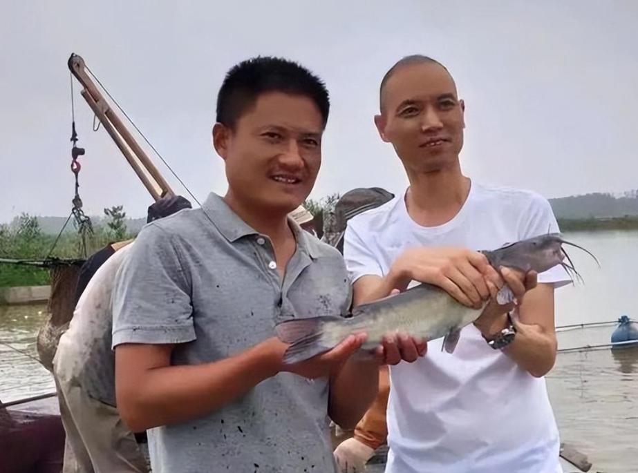 水库养鱼一年收入1000万,30亩养鱼塘一年收入