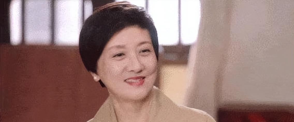 谁都想不到!快到年底了,65岁的邓婕用这样的方式,丢出一对王炸