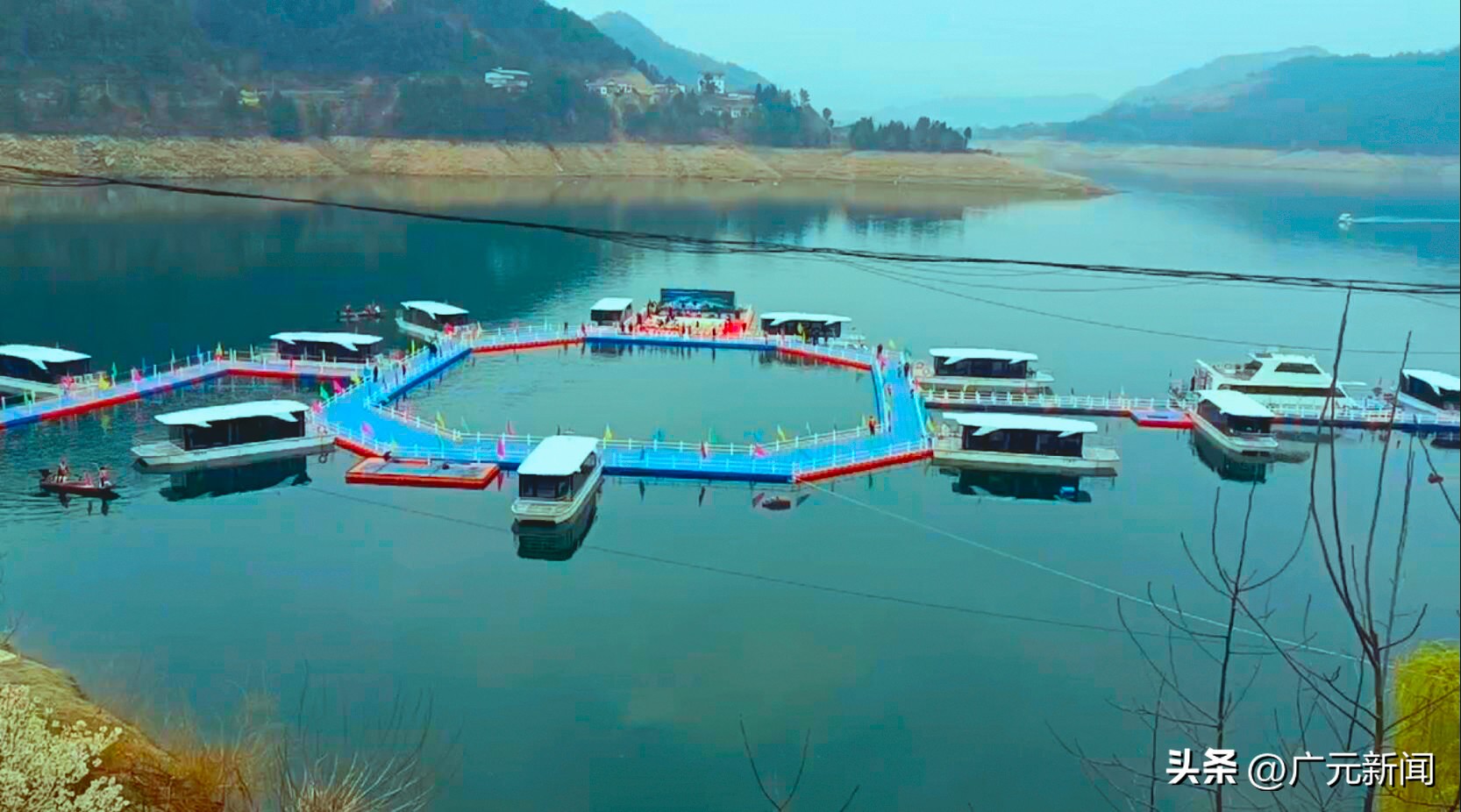 在白龙湖上和鱼群共眠这样的浪漫漂浮酒店能给