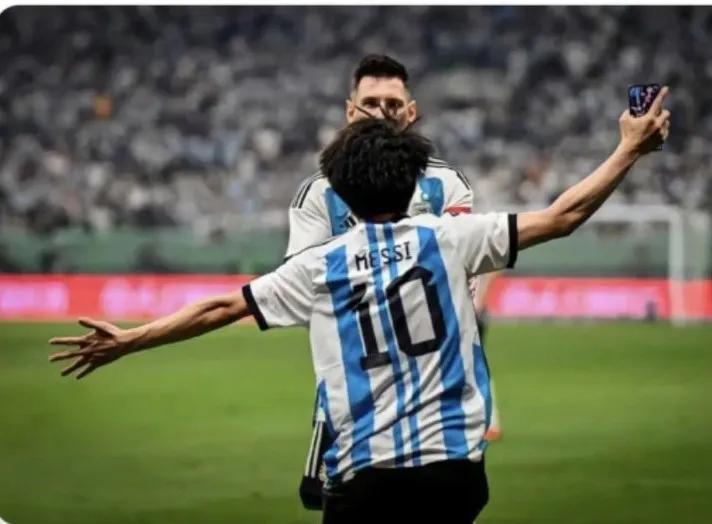 18岁小伙闯球场被行拘,18岁小伙闯进球场被行拘