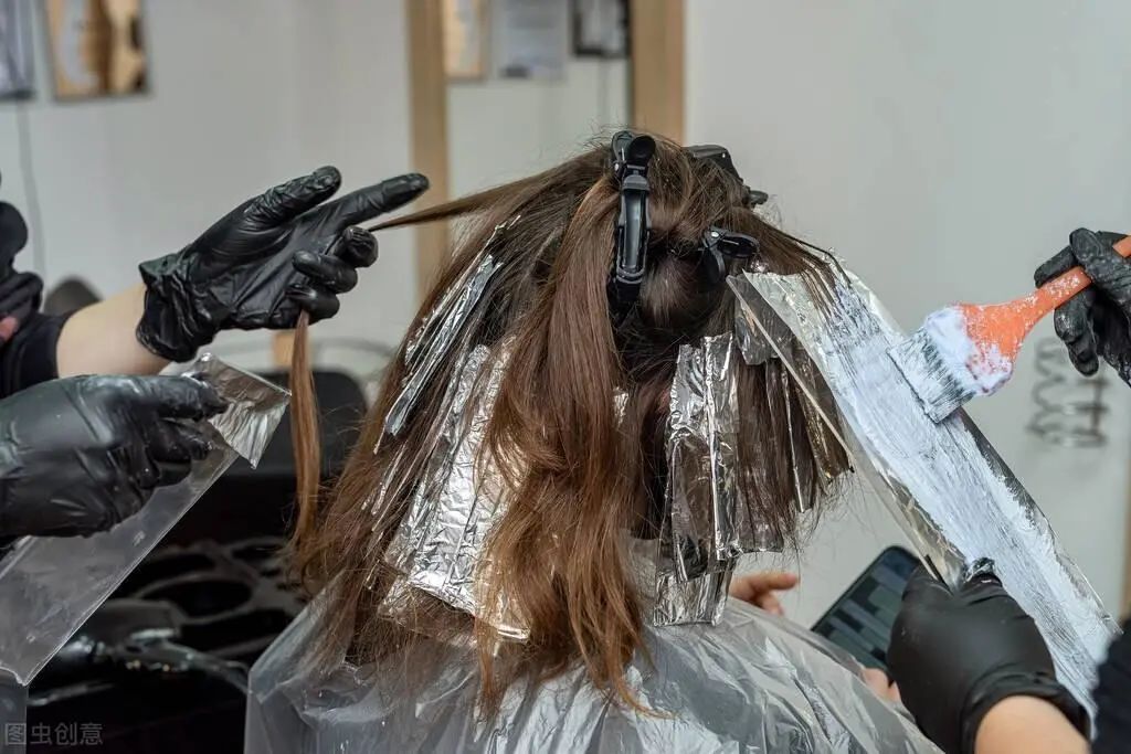 健康头发怎么染均匀,怎样染彩色才完全盖住白头发