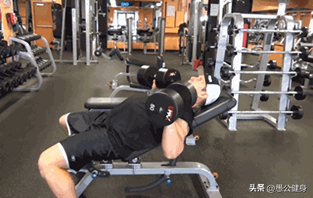 上斜哑铃推胸是用什么发力,用哑铃推胸有用吗
