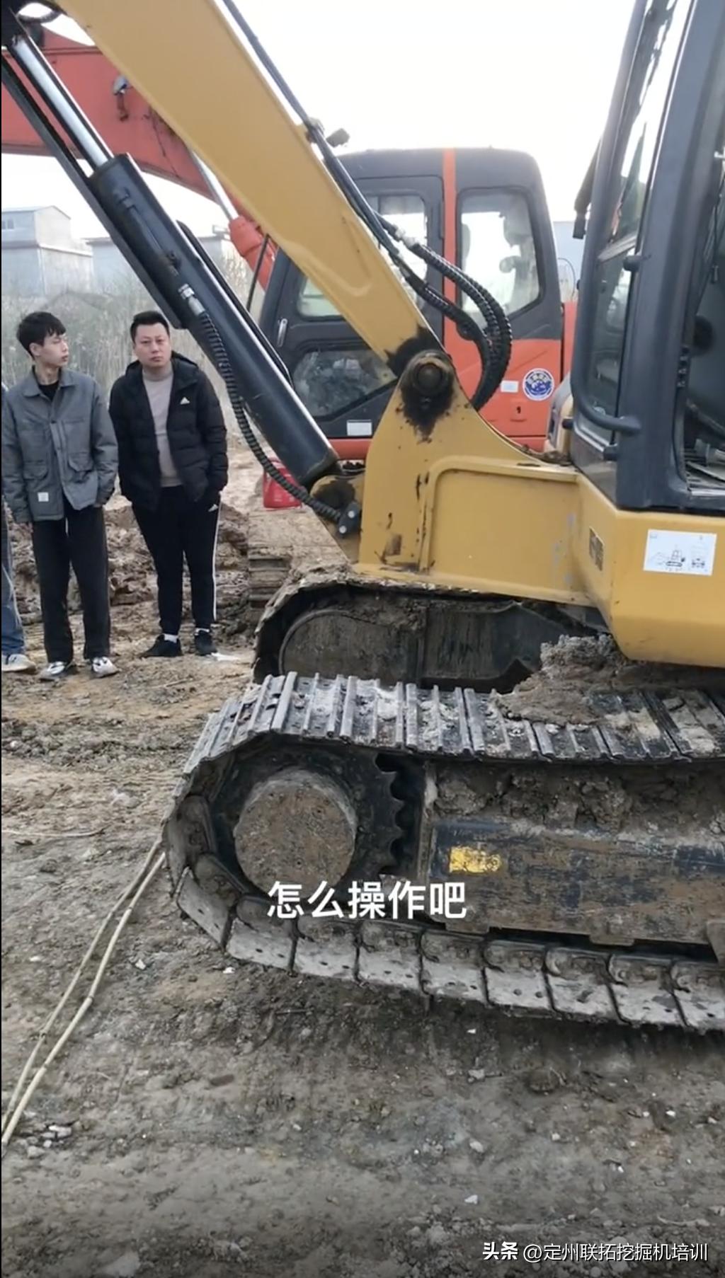 挖掘机跨障碍物教学视频,挖掘机单边过障碍物