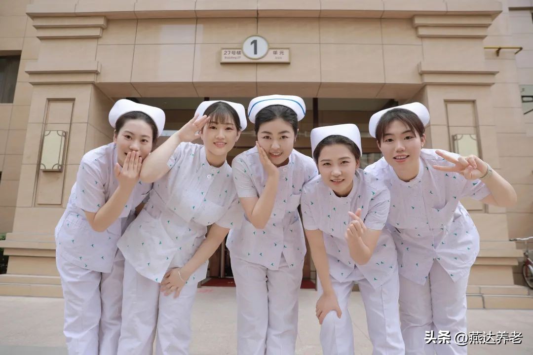 燕达白衣天使——在住长辈的“解语花”幸福生活的“健康卫士”