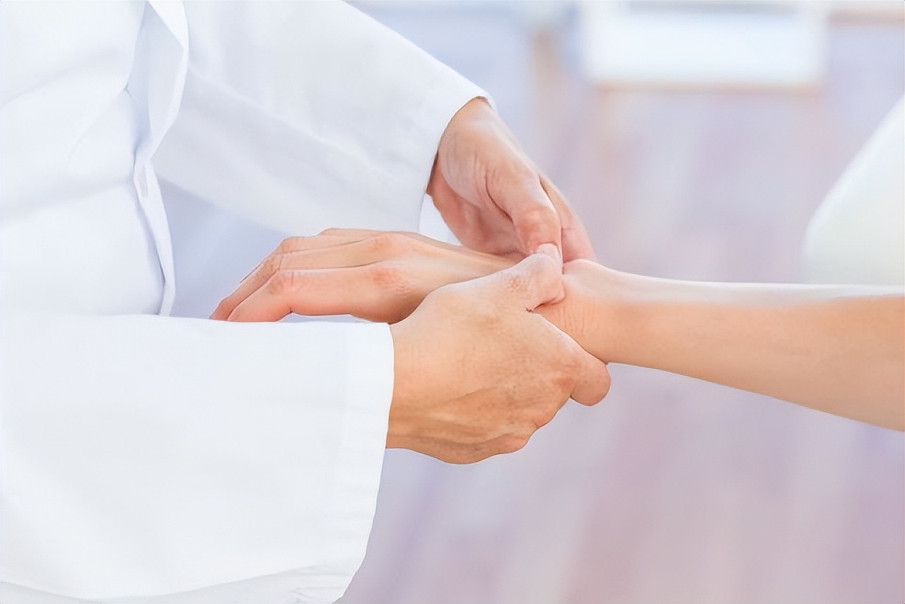 经常手麻的人要注意了,经常出现手麻这三个地方要注意啦