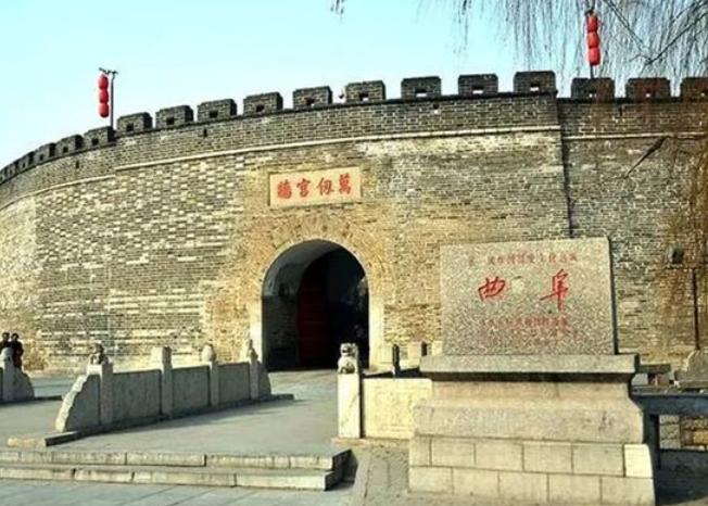 毛主席游孔林，突听“砰”一声响，他问孔子后人：这里常打枪吗？