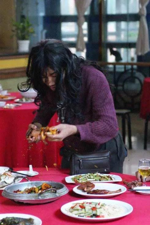 警钟：懒人杨锁懒死家中，走路靠背，吃饭靠喂，取暖靠烧家具