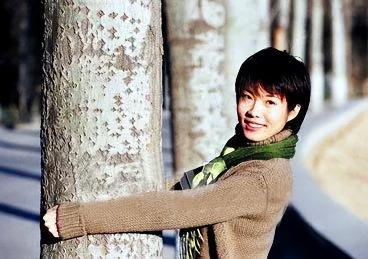 央视主播宝晓峰的老公,宝晓峰央视主持人简介