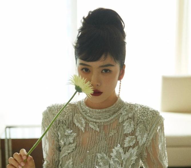 因为肩塌而红毯翻车的女明星,各个女星的红毯穿衣事故