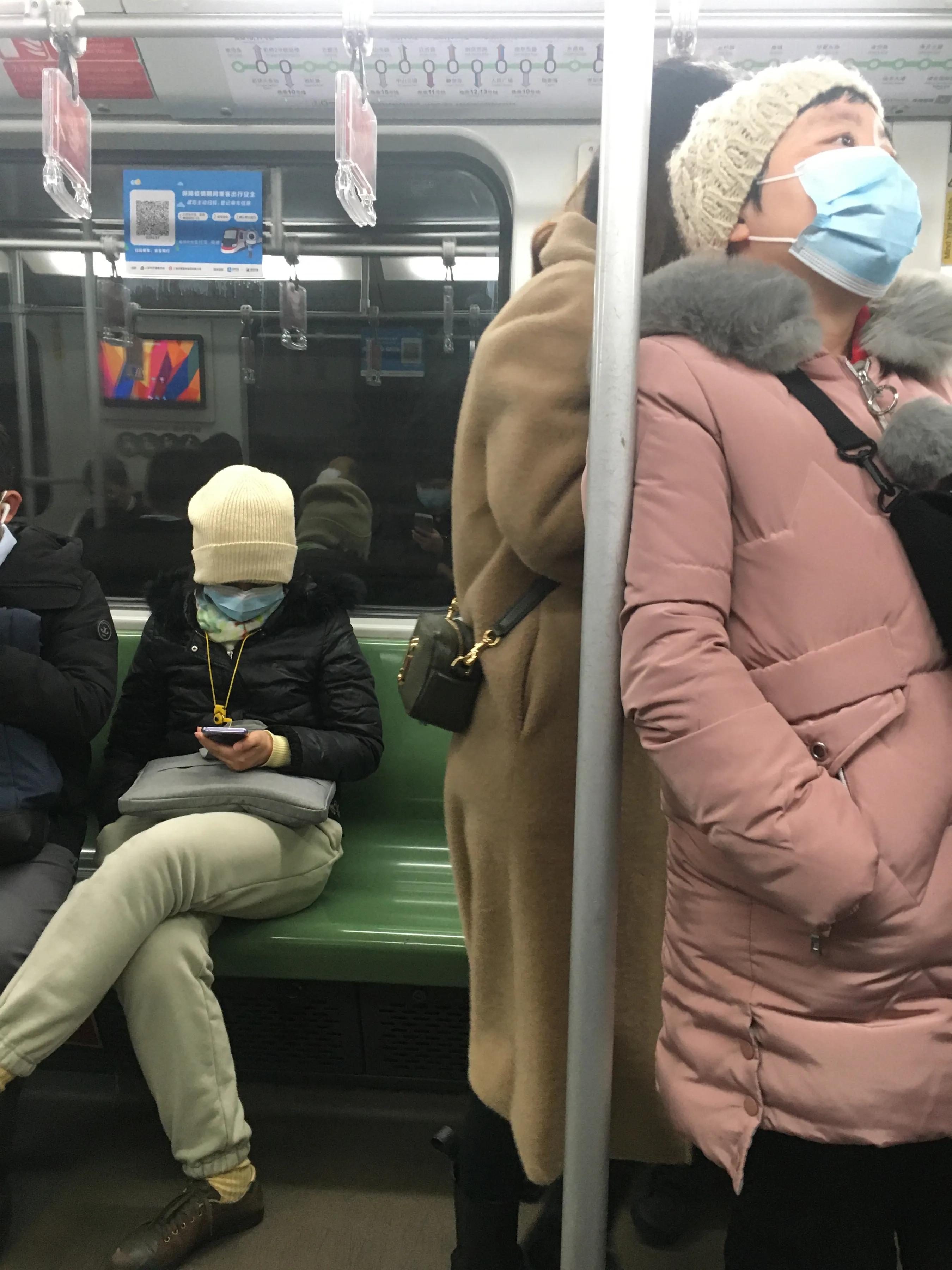 地铁女羽绒服穿搭,地铁站最火冬季外套