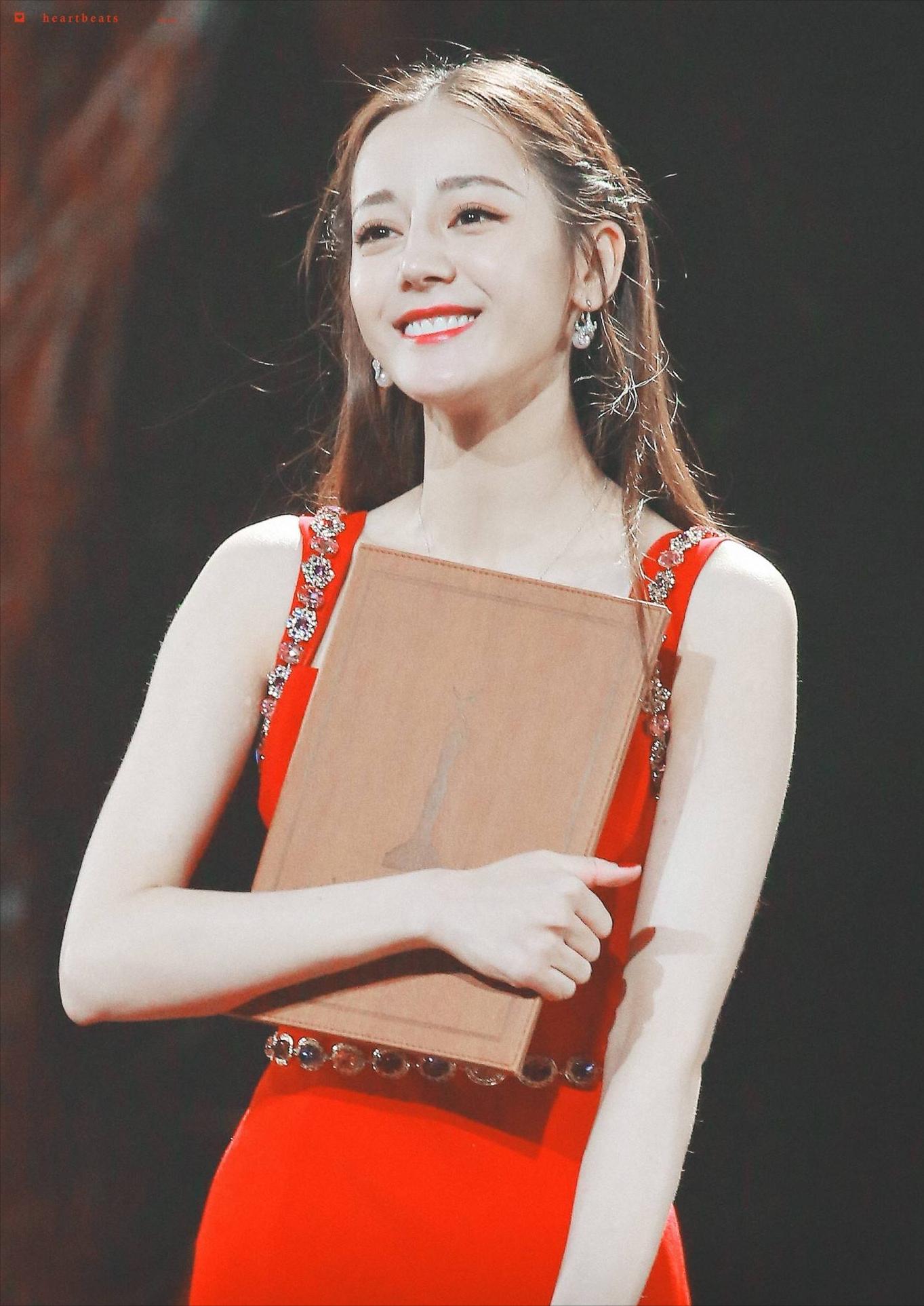 “酥胸半露”却偏要捂着,故作矜持,有一种尴尬叫迪丽热巴玩性感