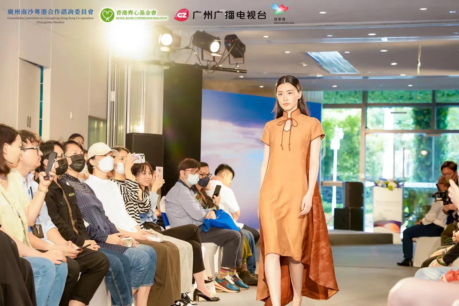 粤港青年办香云纱服饰展文化交流梁振英：为国风服饰创新添新动力