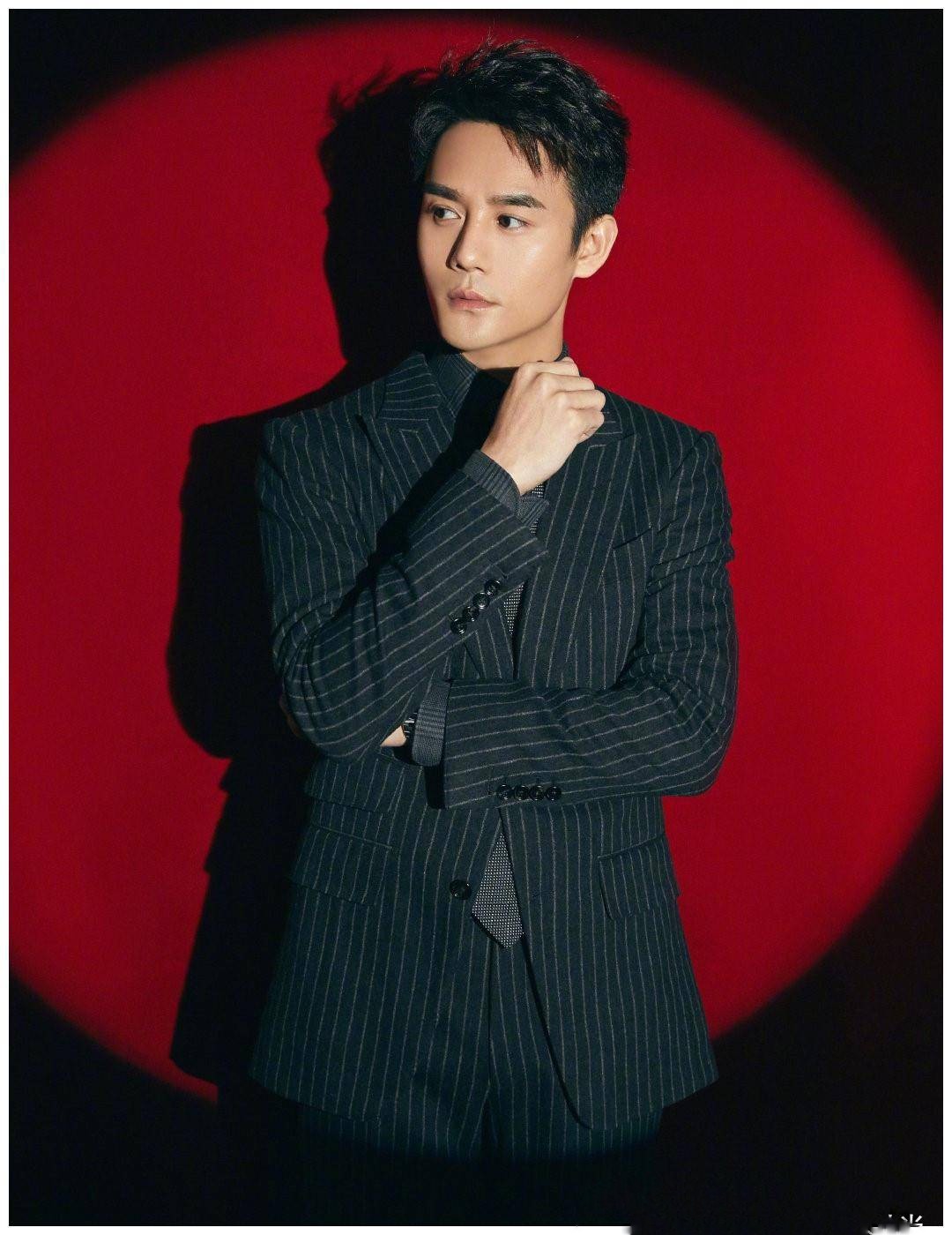 十位穿西装的男明星你最喜欢谁,穿西装很帅的一个男的