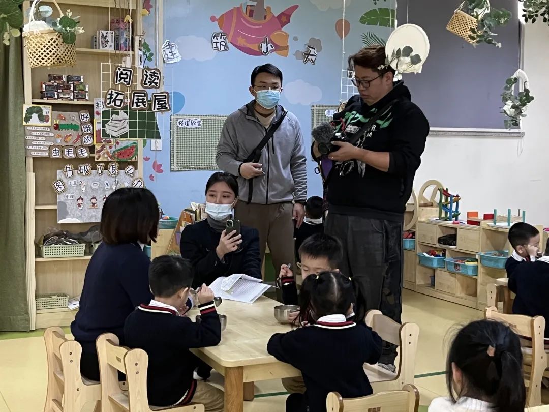 汕头市食品安全协会“食安在线”栏目组走进国澳希尔斯中冠幼儿园