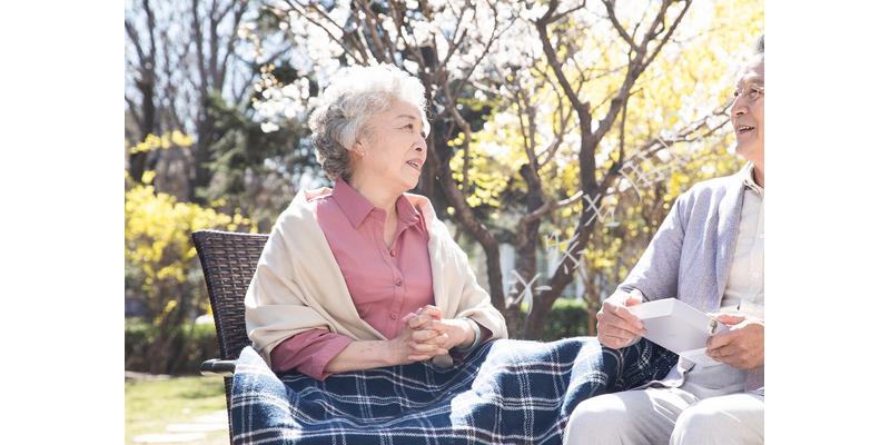 亲爸后妈把孩子给打了,姐弟被后妈打得奄奄一息