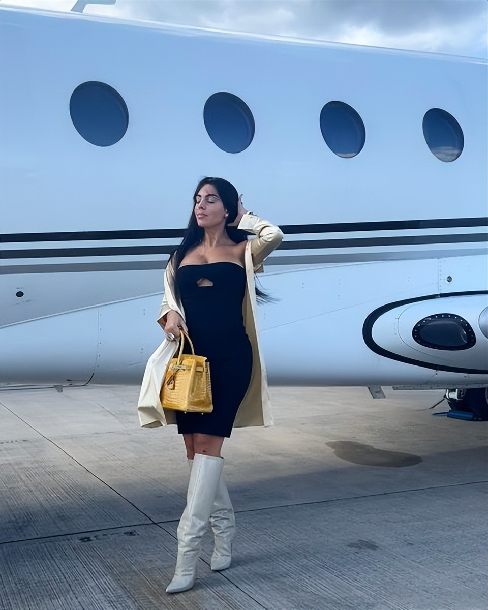 C罗告别五大联赛，喜获2亿欧元薪资，网友称足够乔治娜买限量版包