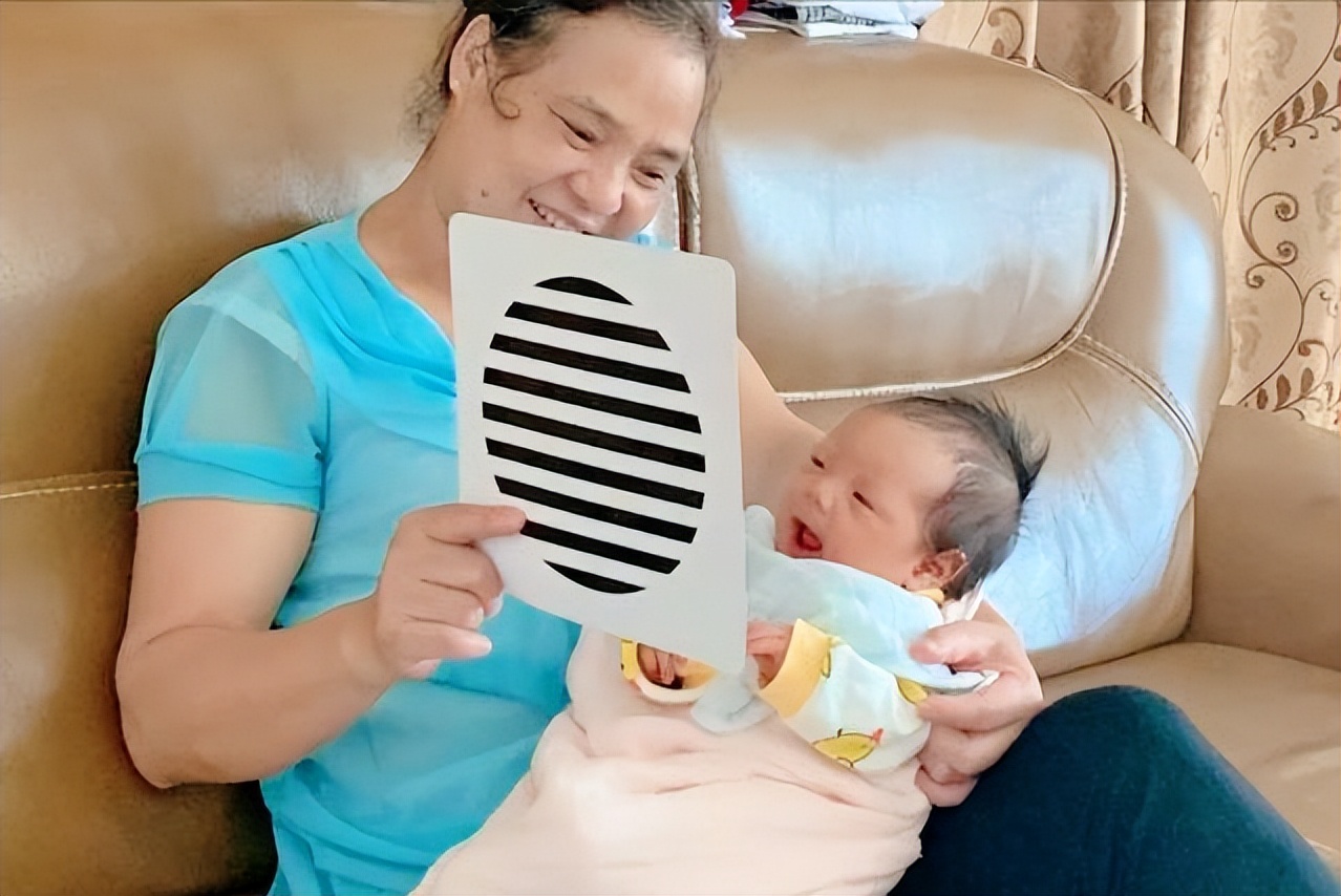 新手爸妈指南：宝宝出生第1年，12种陪玩方式，让孩子聪明又开朗