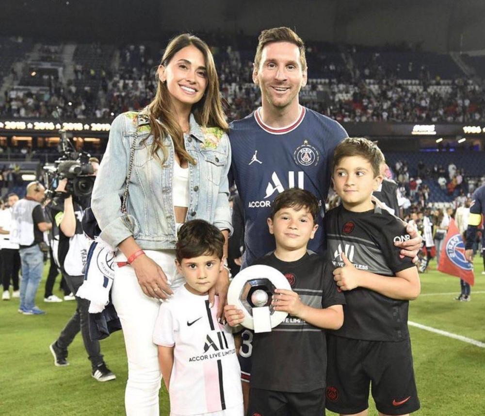 卡卡和梅西的关系,卡卡和前妻谈恋爱视频